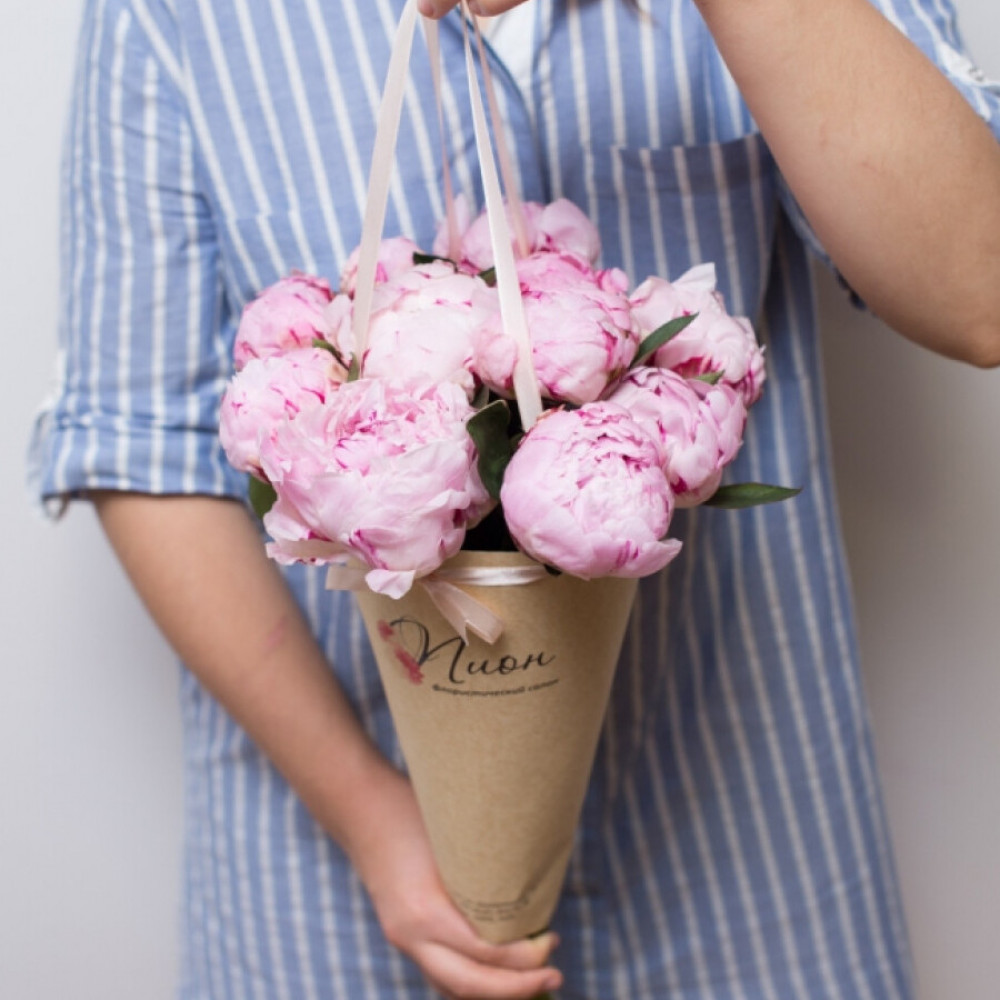 Букет цветов «Композиция из 11 розовых пионов в конусе»