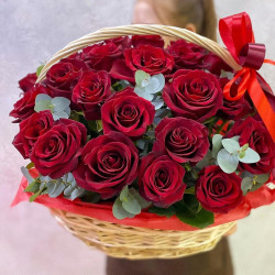 Композиция из 31 красной розы в плетённой корзине