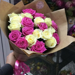 Букет из 21 белой и розовой розы