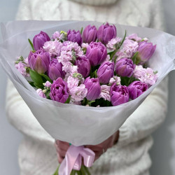 Букет «Фиолетовые тюльпаны с матиоллой»